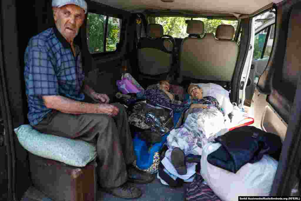 Дід Василь, якому вже за 80, в молоді роки служив у морській піхоті в Мурманську, неохоче виїжджає. «Вивезу бабу і повернусь», – каже він