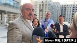 Advokat Goran Petronijević sa novinarima ispred Palate pravde u Beogradu nakon saslušanja Milana Radoičića, organizatora oružanog napada na kosovsku policiju u selu Banjska, 3. oktobar 2023.