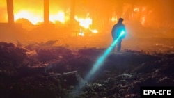 Українські рятувальники працюють на місці російського обстрілу на околиці Одеси, 8 травня 2023 року. Фото ілюстративне