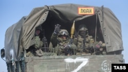 Колона техніки російської армії на марші під Волновахою, березень 2022 року