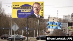 Білборд із зображенням президента США Джо Байдена та написом: «Світ відважних людей! #Дякуємо за підтримку». Місто Буча на Київщині, 30 січня 2023 року