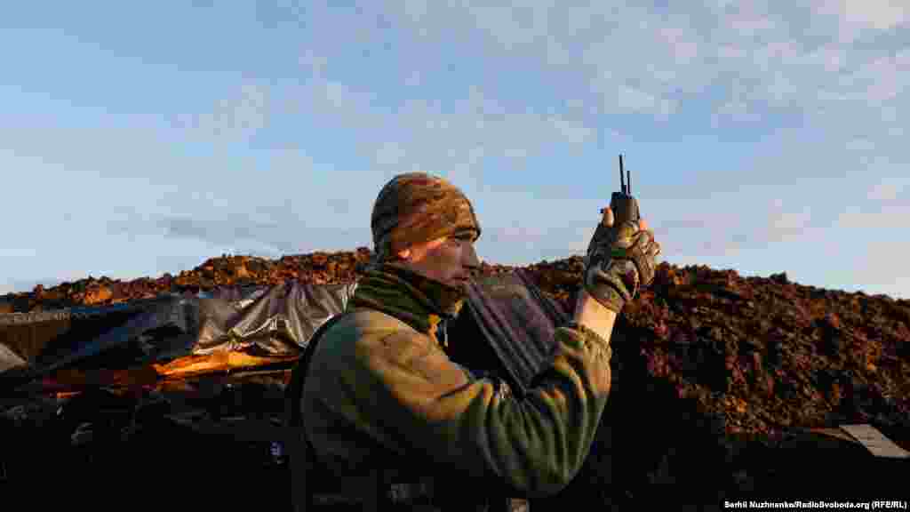 Бійці здіймають у ясне небо дрон – Mavick 3 – найбільш поширений у військах квадрокоптер, який застосовують як і для розвідування цілей, підтримки піхоти, так і коригування артилерійського вогню