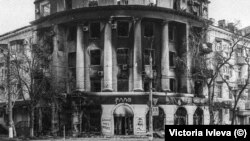 Зруйнована будівля магазину «Алло» на вулиці Миру, 53 в Бахмуті. Лютий 2023 року