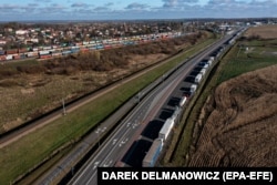 Черга на польсько-українському кордоні в Медиці, Польща, 16 листопада 2023 року