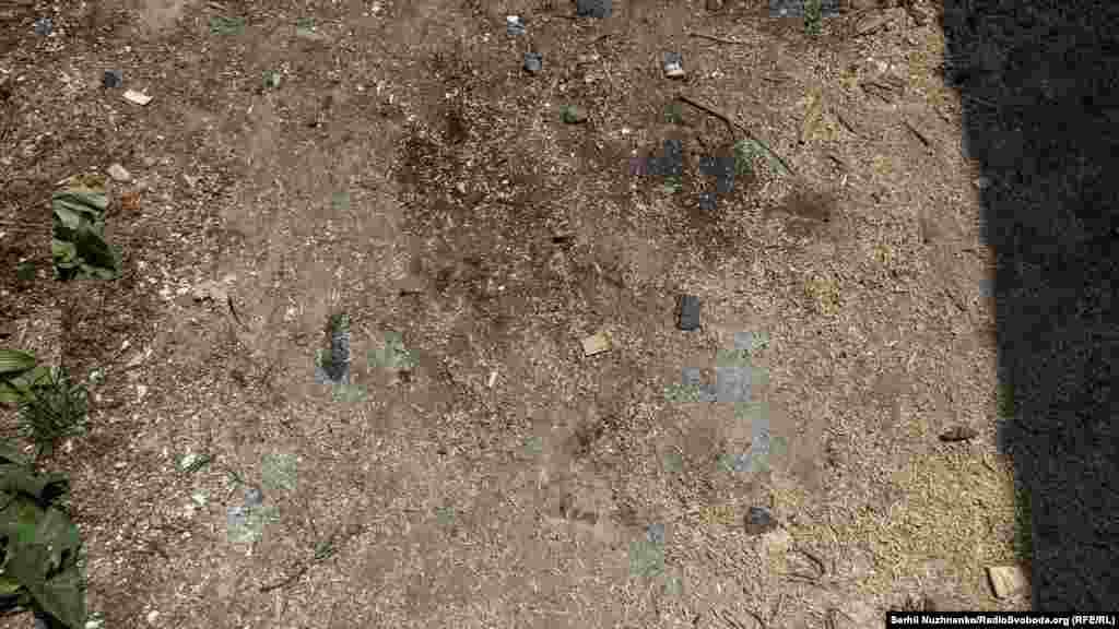 Тіло загиблого військовослужбовця ЗС Росії. Місто Буча, Київська область, 1 березня 2022 року. Те саме місце у травні 2023 року