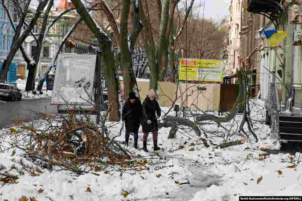 Президент України Володимир Зеленський у своєму вечірньому зверненні заявив, що внаслідок негоди у Одесі загинули п'ять людей, щонайменше 19 отримали поранення. «Наразі епіцентр циклону переміщується у північні області. Всюди готові допомагати. Були доповіді й щодо допомоги водіям на заблокованих дорогах. Дякую, зокрема, і волонтерам, які підтримують людей в громадах», – додав він. 