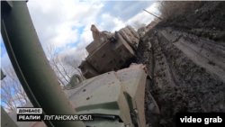 Ближче до лінії фронту дороги стають усе гіршими