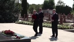 Путин преклонил колено Путин преклонил колено