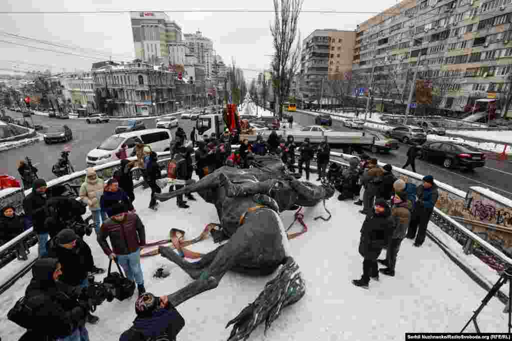 Кияни та журналісти з'юрмилися навколо демонтованого пам'ятника Щорсу  