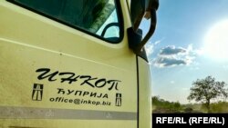 Milan Ćulibrk ocenjuje da, bez obzira na formalne promene, "Inkop" i povezana preduzeća "verovatno nastavljaju da rade po istom modelu". Fotografija: kamioni Inkopa u Požarevcu, maj 2023.