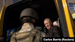 Окупаційна влада оголосила про евакуацію жителів 18 населених пунктів у Запорізькій області. На фото момент так званої «евакуація», яку російські сили проводили під час окупації правобережної Херсонщини у 2022 році