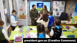 Президент України Володимир Зеленський під час відвідин школярів на станції Харківського метрополітену «Університет». Харків, 30 листопада 2023 року