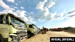 Kamioni Veselinovićeve i Radoičićeve firme "Inkop" na izgradnji puta Požarevac - Golubac na istoku Srbije, 20. maj 2023.