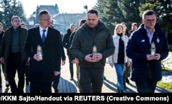 Міністр закордонних справ Угорщини Петер Сійярто (перший ліворуч), керівник офісу президента України Андрій Єрмак та міністр закордонних справ Дмитро Кулеба під час вшанування пам’яті загиблих українських воїнів. Ужгород, 29 січня 2024 року