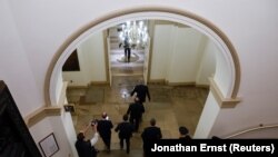 Колишній спікер Палати представників Кевін Маккарті виходить зі свого офісу через кілька годин після його усунення з посади. Вашингтон, США, 3 жовтня 2023 року