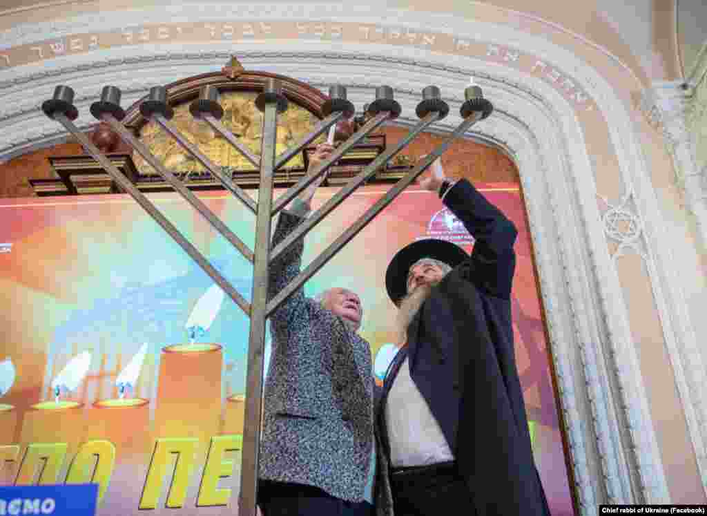 Першу свічку Хануки запалив найстарший парафіянин громади, сини якого зараз перебувають на фронті