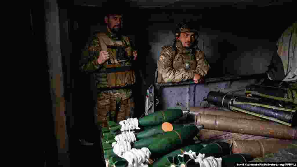 Цей мінометний розрахунок є виїзним і застосовується тоді, коли є цілі, які необхідно швидко вразити. Володимир (31 рік) з Франківщини, до 24 лютого 2022 року працював монтером кабельного виробництва, і Влад, (21 рік) з Одещини, працював різноробочим (зліва направо)