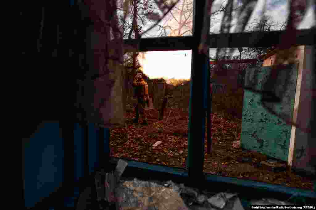 «Мені подобається завжди в донесеннях, військові завжди роблять донесення будь-якого рівня. І пишеться, що ситуація на Авдіївці складна, але контрольована. Тут ворог залучив декілька підрозділів, стягнув резерви, вони готувалися, ми знали про те, що вони готуються. І вони пішли з декількох напрямів. І все виглядало гарно, як по книжці, але реалізовано так, що на цей момент їм цього не вдалось. Зрозуміло, що локальні успіхи є завжди, тому що використавши таку кількість техніки й  такий людський резерв, фактично знищивши його, не можливо не досягти певних успіхів. На цей момент вони не можуть продовжувати так само активно просуватись, як до цього. Вони змінили абсолютно тактику, до атаки малими піхотними групами. Це від трьох до п'ятнадцяти осіб, але не більше. Чому? Тому що техніка була їхня знищена фактично протягом перших 10 днів штурмів, і зараз їхні спроможності значно зменшилась», – каже військовий Макс