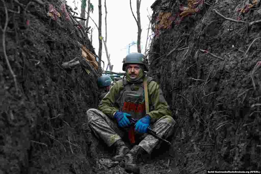 Перед штурмом, район Бахмута, 11 травня 2023 року. Повстанський рух українців проти більшовицької окупації не лише зберіг армію УНР, але й набув такої сили, що став одним із чинників тимчасової зміни умов радянської окупації. Комуністи змушені були в 1920-х роках піти на поступки в національному й економічному питаннях: відмовитися від політики «воєнного комунізму», впровадити українізацію... Ненадовго...Далі були розкуркулення, колективізація і Голодомор
