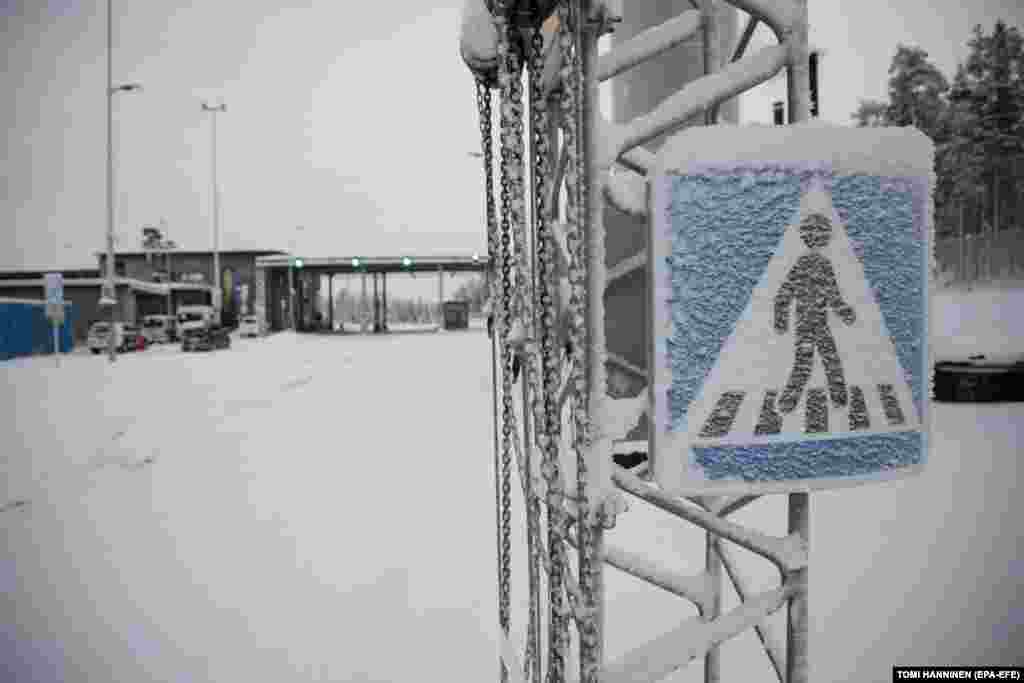 Прикордонний перехід Раджа-Йосепі.  Уряд Фінляндії вирішив тимчасово закрити всі прикордонні переходи на кордоні з Росією, зазначив прем’єр-міністр країни Петтері Орпо, повідомляє Yle. Він додав, що мета уряду полягає в тому, щоб «якомога швидше взяти під контроль гібридну діяльність Росії, яка впливає на Фінляндію»