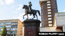 Громадськість вже давно вимагає прибрати з міського простору Києва пам’ятник Щорсу на бульварі Тараса Шевченка