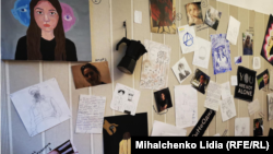 Выставка No Such People Here ("У нас таких людей нет"), где представлены личные вещи, рисунки и фотографии ЛГБТК+ людей, преследуемых на Северном Кавказе