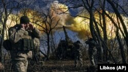 Українські військові ведуть вогонь із самохідної гаубиці по російських позиціях поблизу Бахмуту на Донеччині, 5 березня 2023 року