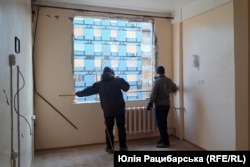 У будівлі закривають вікна