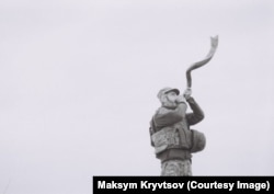 Побратим Максима Кривцова сурмить у баранячий ріг