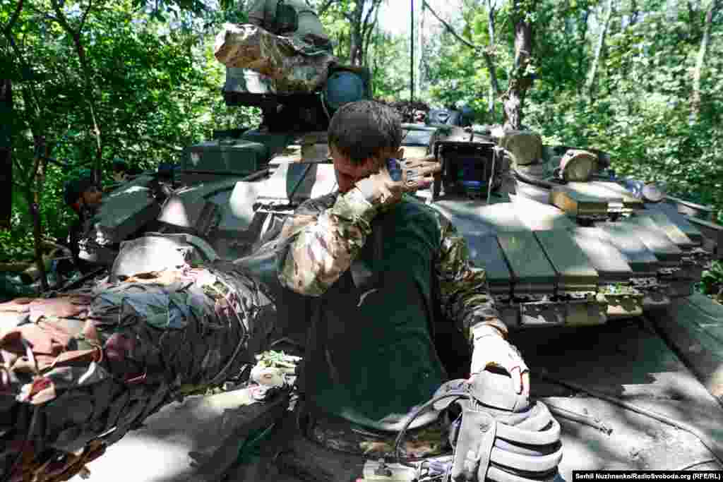 Роман (24 роки) з Чернігівщини, військовослужбовець 30-ї окремої механізованої бригади імені князя Костянтина Острозького. У цивільному житті працював трактористом, зараз механік-водій трофейного танка Т-80 . Українські танкісти сьогодні – це більше про мужність і відданість, ніж про військову спеціальність. Нереально складні бойові умови та важка фізична праця. Донецька область, червень 2023 року