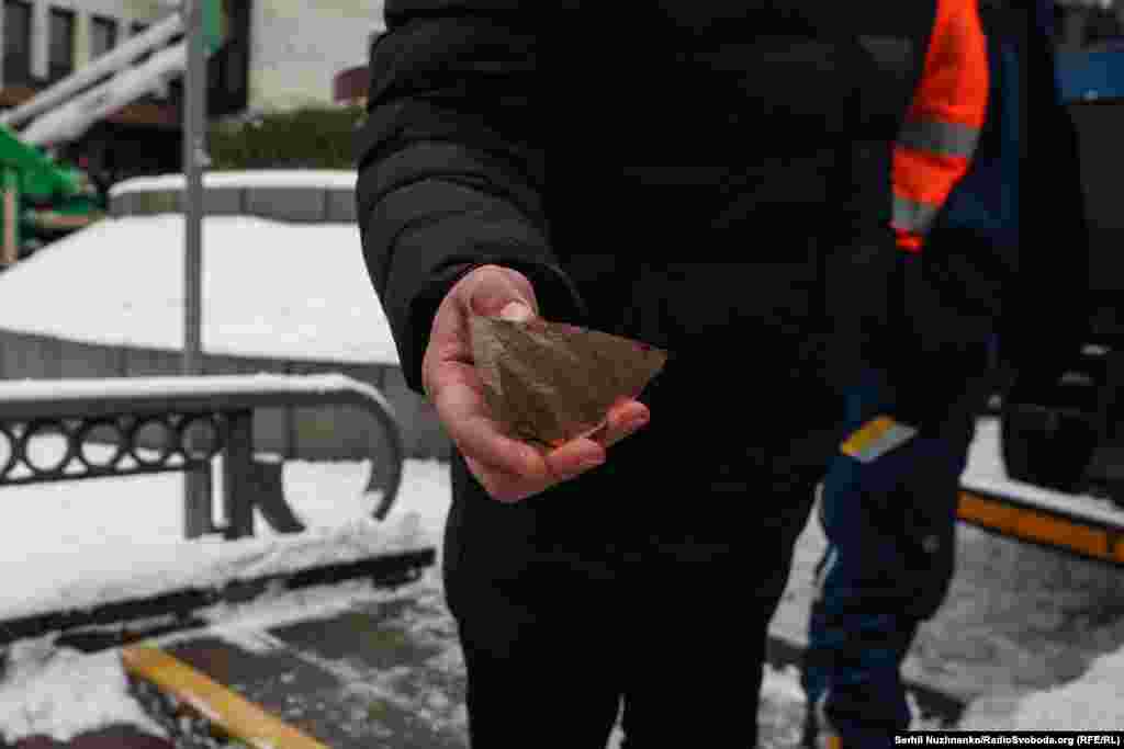 Журналістам показують частину ноги коня пам'ятника