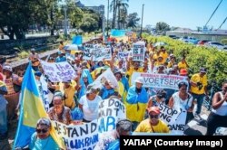 Демонстранти екологічної організації SDCEA у Дурбані підтримують Україну на спільному протесті з УАПАР напередодні саміту БРІКС у ПАР, серпень 2023 року. Фото: УАПАР