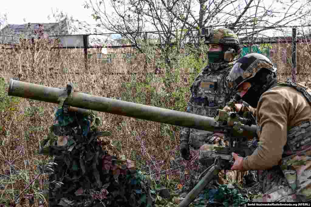 Під звуки бою, який розпочався, бійці  5-го окремого загону спеціального призначення «Омега» НГУ готують боєприпаси до СПГ-9, щоб відкрити вононь по російських силах