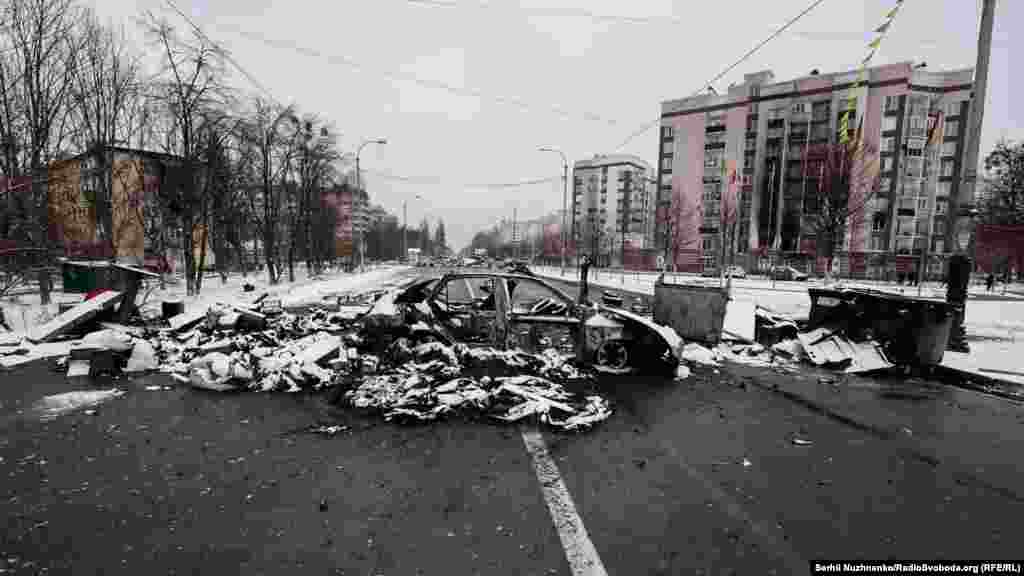 Одна з центральних вулиць міста 1 березня 2022 року та нове шосе у травні 2023 року (праворуч). Окупація Бучі тривала 28 днів на початку повномасштабного вторгнення – із 3 до 31 березня 2022 року