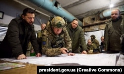 Президент України Володимир Зеленський (ліворуч) у передовому командному пункті оборонців Купʼянська на Харківщині, 30 листопада 2023 року