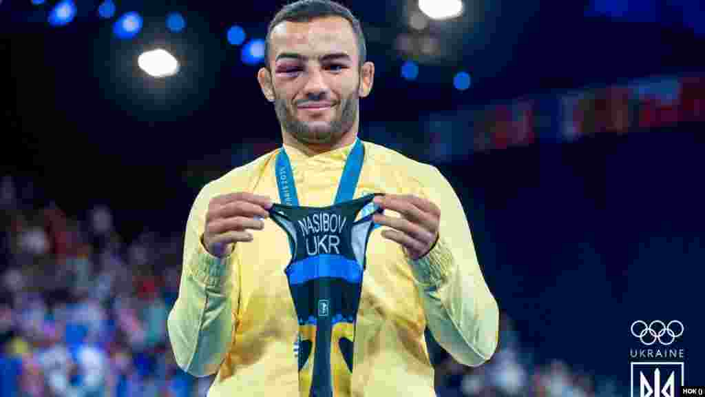 Срібний призер Парвіз Насібов після фінального двобою презентував форму його головної підтримки – тримісячного сина, який вболівав за батька