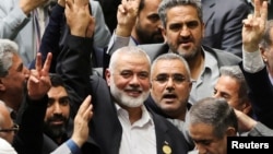 Исмаил Хания (в центре) на инаугурации нового президента Ирана, 30 июля