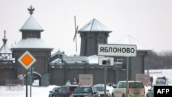 Дорожній знак у селі Яблонове біля місця катастрофи російського військово-транспортного літака Іл-76 у Бєлгородській області, 24 січня 2024 року