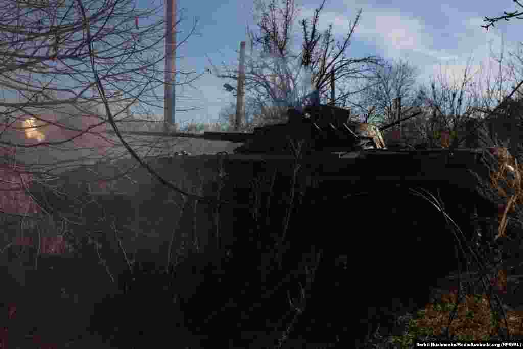 Десь поруч починає працювати українська «беха». За мить навколо усе загуділо, зашуміло, все змішалось у звуках виходів і приходів. Під цей «музичний оркестр» перебігаємо до іншої позиції