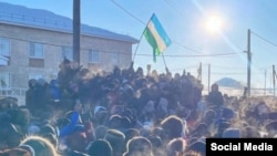 Акция в поддержку активиста Фаиля Алсынова у здания суда в Баймаке, 15 января 2024 года