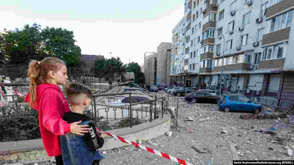 – Як ми взагалі вижили там? – Не знаю. Двоє дітей біля будинку в Голосіївському районі Києва, де внаслідок падіння уламків виникла пожежа. Це 6-річний Марко і 8-річна Аліса, розповідає кореспондент Радіо Свобода