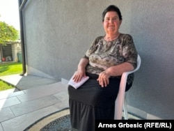 Mina Kurtić ispred kuće u kojoj živi.