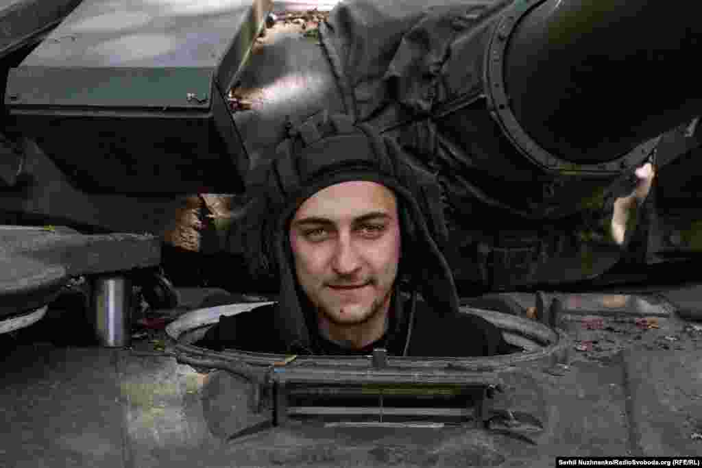 У червні 2023 року ми випадково зустрілися на позиціях Бахмутського напрямку. «В цивільному житті навчався, став будівельником, але життя так склалось, що пішов в армію і став механіком – водієм танку. Перше, що зроблю після перемоги, поїду додому, до сім'ї. Будемо святкувати день перемоги», – говорить Юрій, йому  21 рік, родом він з Львівщини