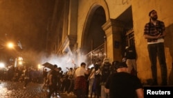 У МВС заявили, що учасники акції поводилися агресивно та намагалися пошкодити вхідні двері парламенту