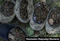 Кашкети з кулями під час навчань військовослужбовців 41-ї механізованої бригади ЗСУ