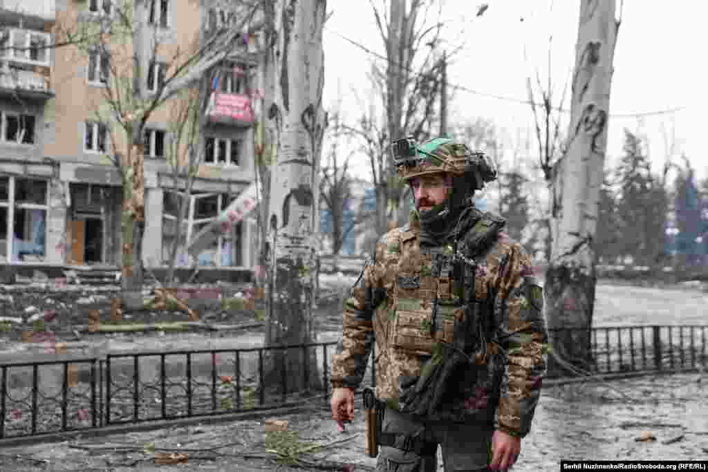 Юрій Саманюк, військовослужбовець 93-ї окремої механізованої  бригади «Холодний Яр». Позивний «Тринадцятий». Фото з Бахмута, за який точаться жорстокі бої. 25 лютого 2023 року  Саманюк загинув у червні 2023-го на Запорізькому напрямку