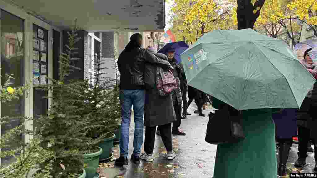 Roditelji dece i drugi građani okupili su se ispred škole "Vladislav Ribnikar" 29. novembra u 8.40, u vreme kada je počela pucnjava 3. maja.