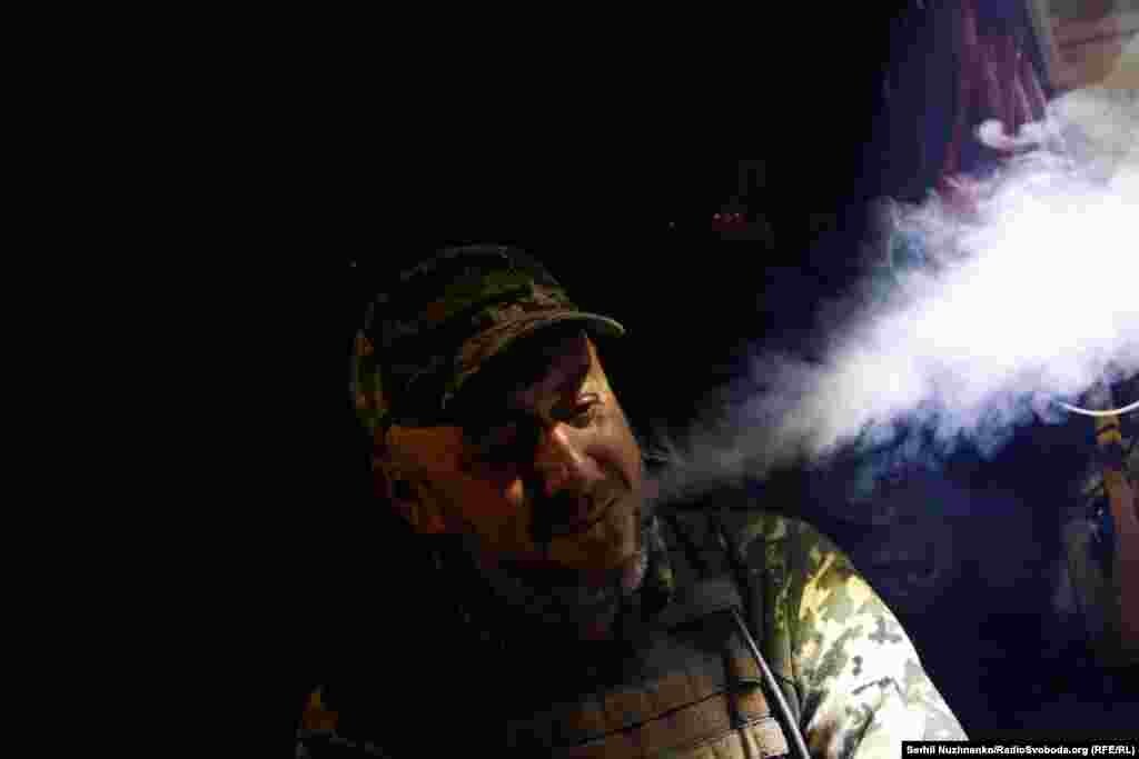 На плечах піхоти – основний тягар цієї війни й пролита кров. Хтось із хлопців мовчить і курить цигарки одну за одною, час від часу в повітрі зависає тяжка свинцева тиша. Лінія фронту, район Бахмута, жовтень 2023 року