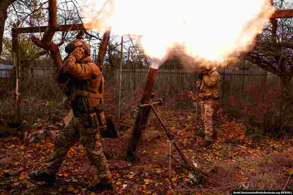 Словом «міна» мінометники дають сигнал до пострілу, військові закривають долонями вуха та відкривають рота – це рятує від контузії та запобігає баротравмам