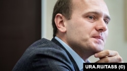 Олександр Пумпянський розповідав газеті Blick, що був змушений залишити Швейцарію, громадянином якої він є, через запровадження санкцій